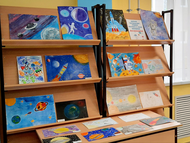 В школе организована выставка творческих работ учащихся к Дню космонавтики.